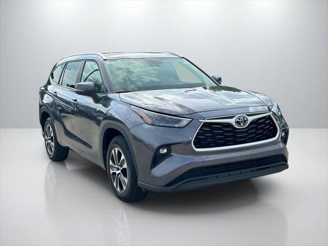 Certified 2025 Toyota Highlander XLE FWD image 3