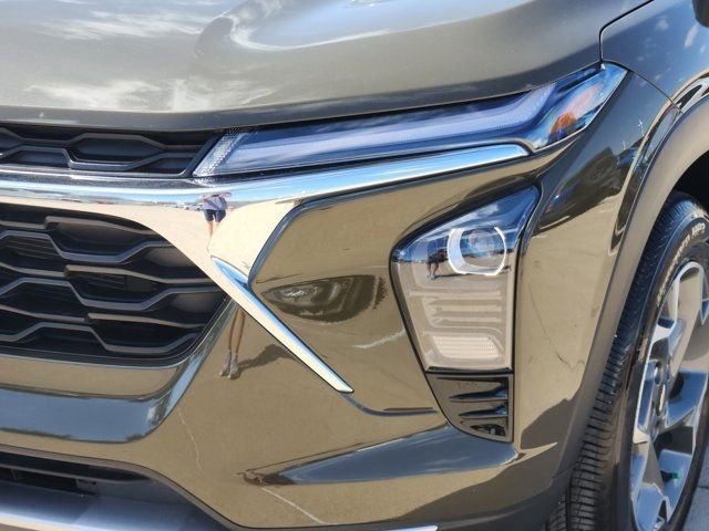 Used 2024 Chevrolet Trax LT w/ Sunroof Package image 16