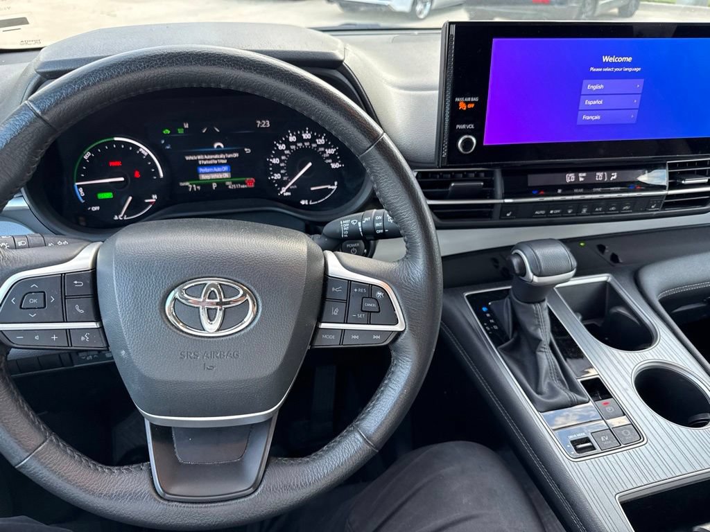 Used 2025 Toyota Sienna XLE FWD image 19