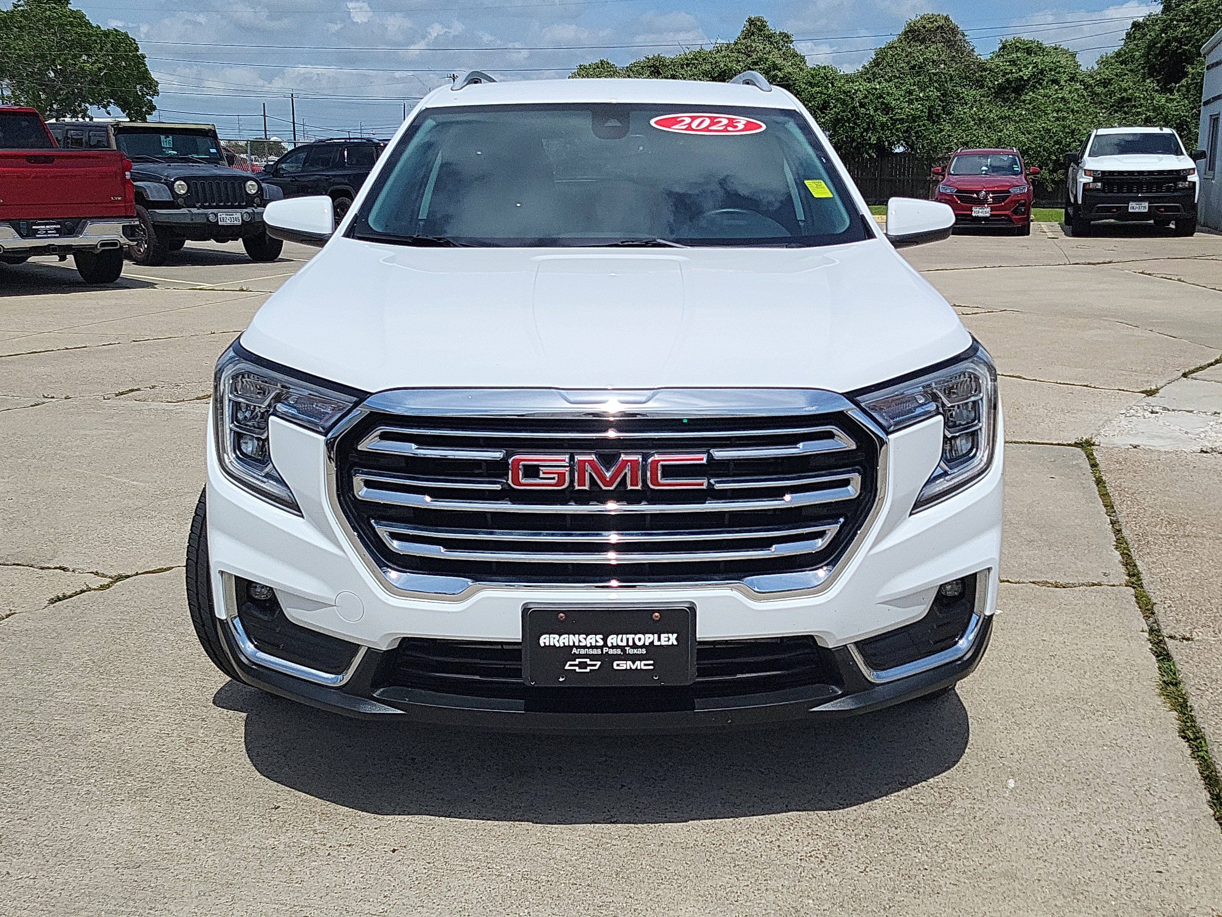 Used 2023 GMC Terrain SLT FWD image 2