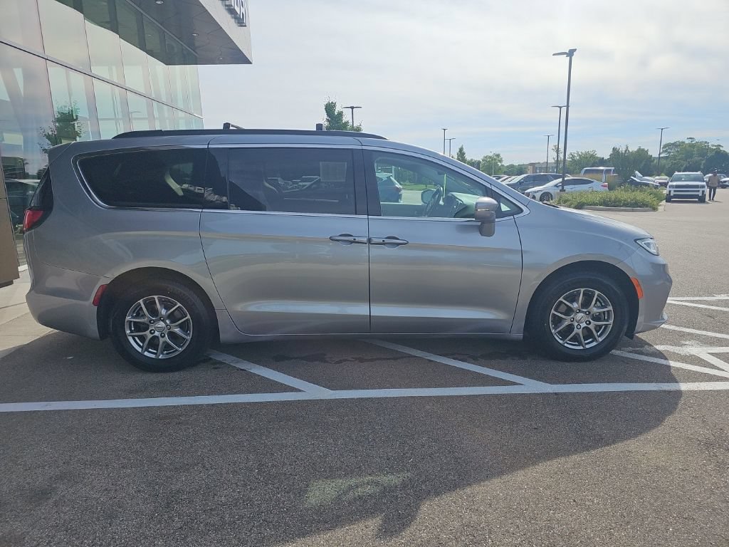 Used 2021 Chrysler Pacifica Touring FWD image 6