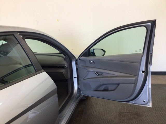 Used 2021 Hyundai Elantra SE FWD image 9