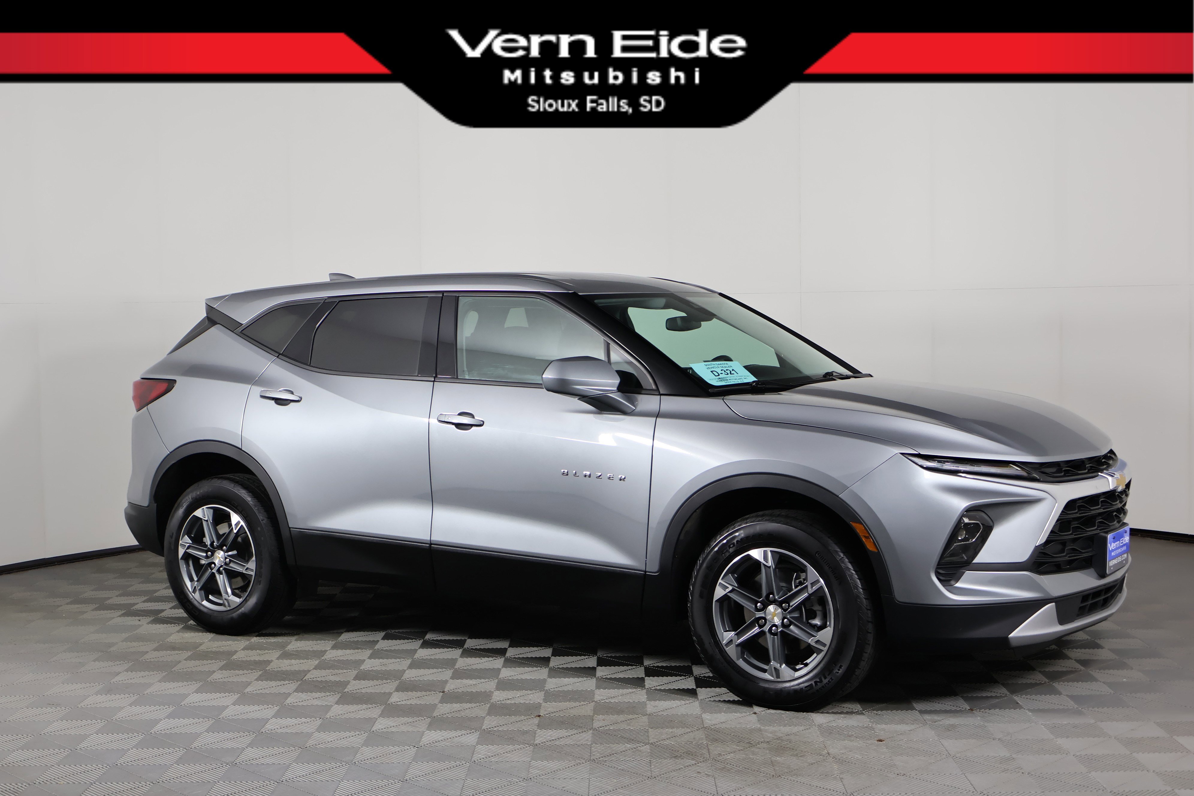 Used 2025 Chevrolet Blazer LT AWD/4WD image 1