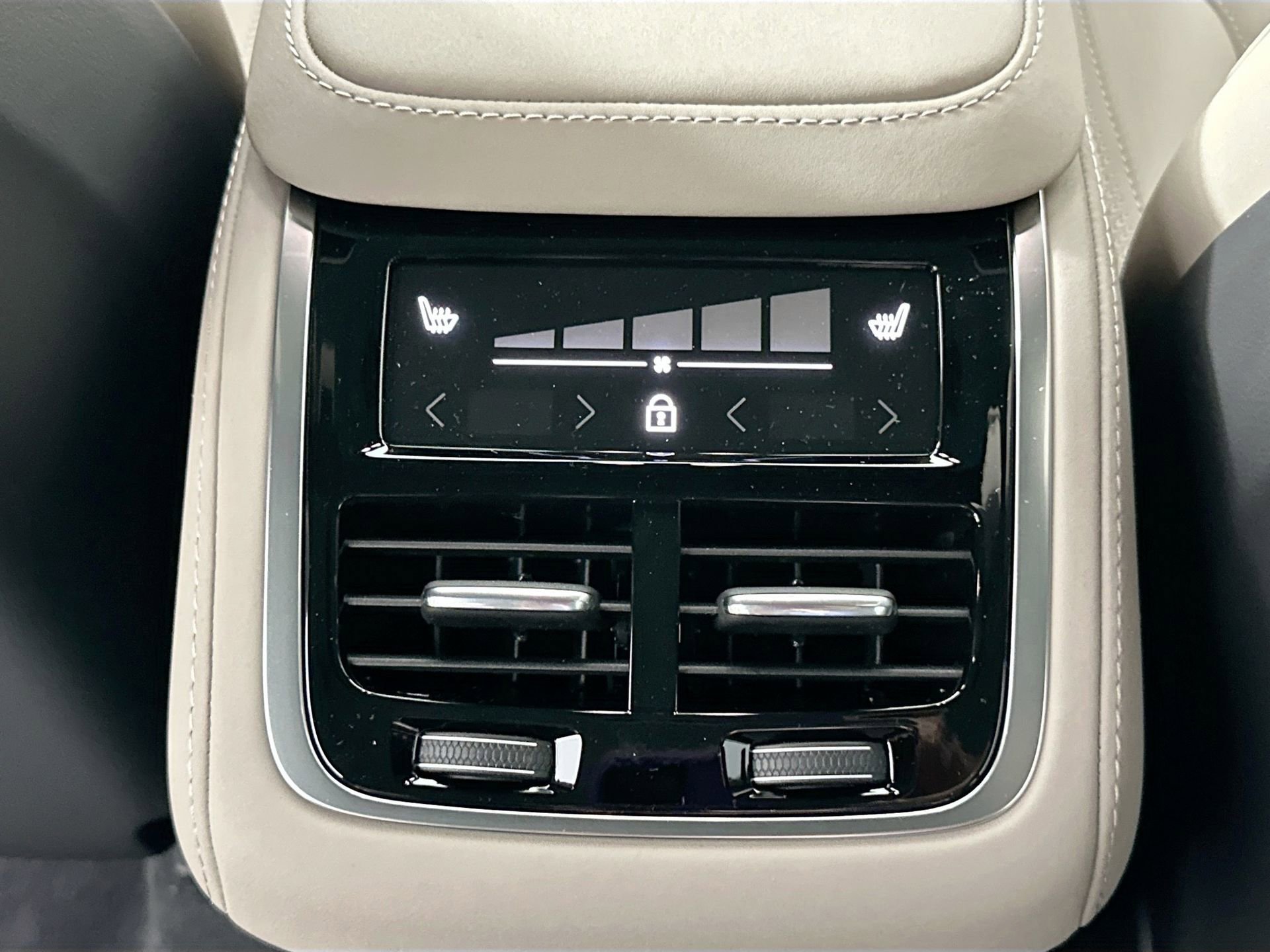 New 2026 Volvo XC90 B5 Plus w/ Protection Package Premier AWD/4WD image 25