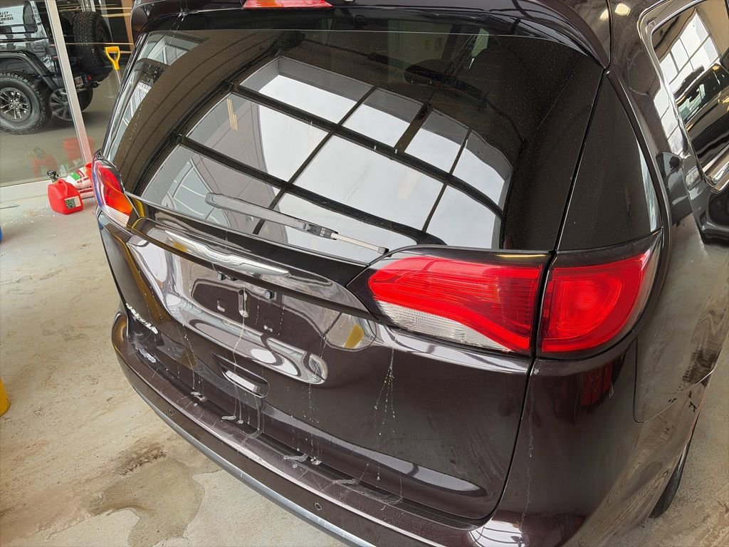 Used 2017 Chrysler Pacifica Touring-L image 14