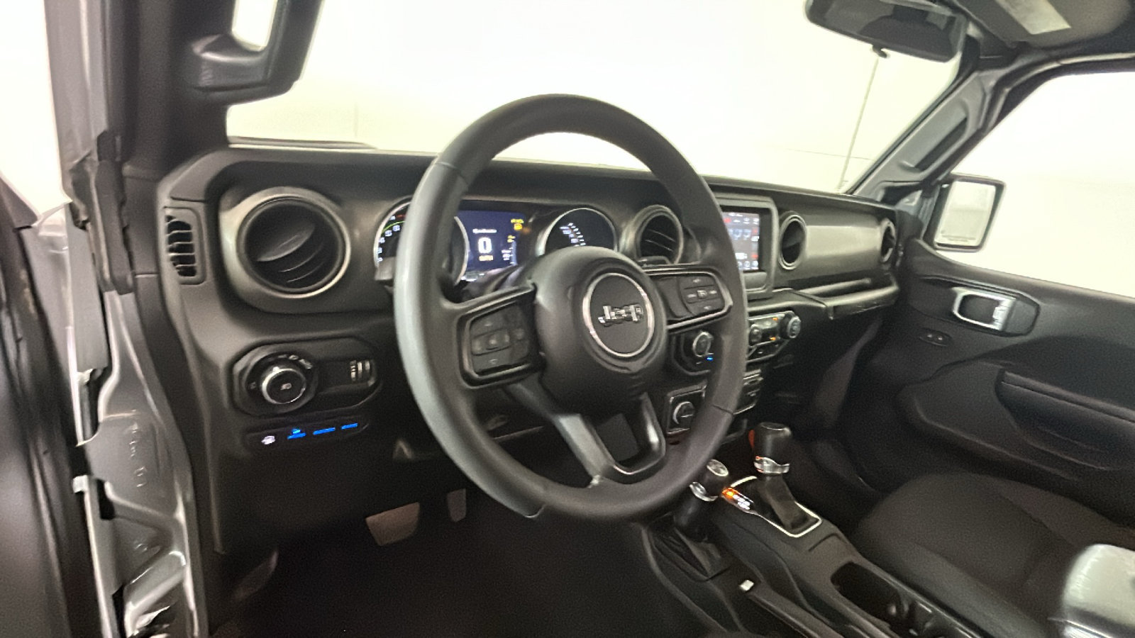 Used 2023 Jeep Wrangler Unlimited w/ Convenience Group AWD/4WD image 16