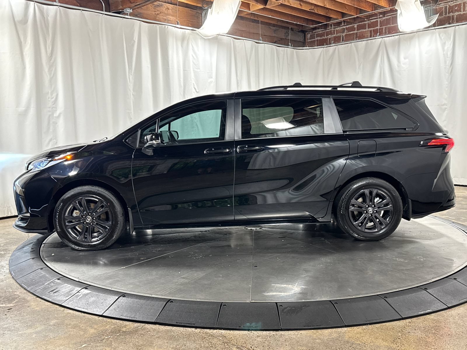 Used 2025 Toyota Sienna XSE w/ XSE Premium Package AWD/4WD image 8