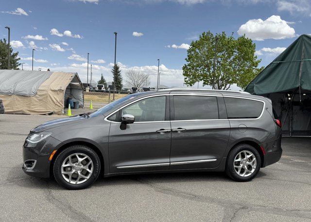 Used 2018 Chrysler Pacifica Limited w/ Advanced Safetytec Group FWD image 4
