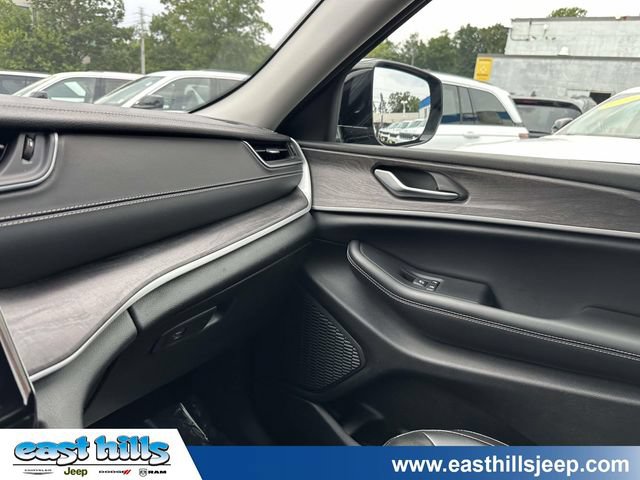 Used 2023 Jeep Grand Cherokee Limited AWD/4WD image 32