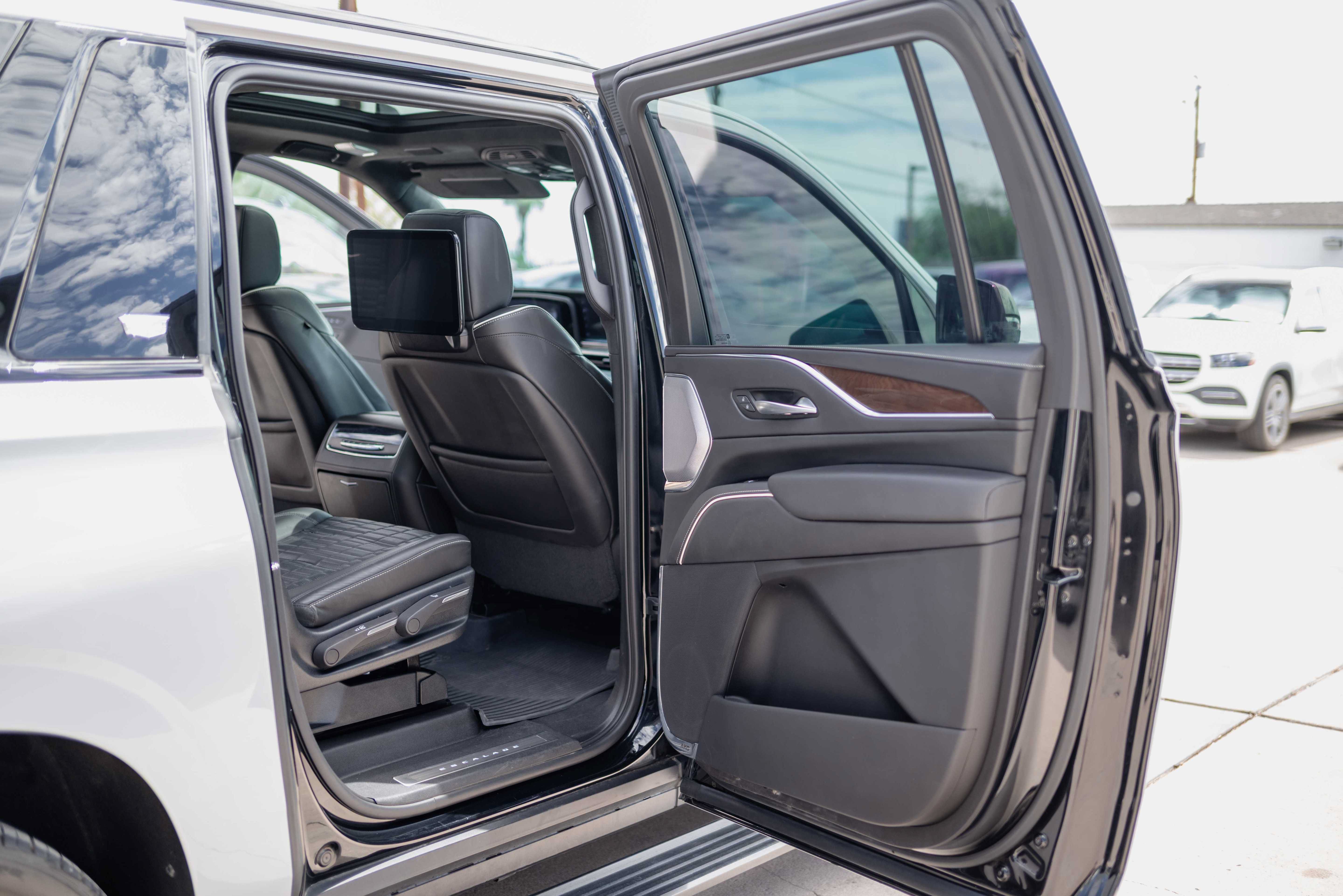 Used 2023 Cadillac Escalade ESV Sport Platinum w/ LPO, ONYX Package AWD/4WD image 13