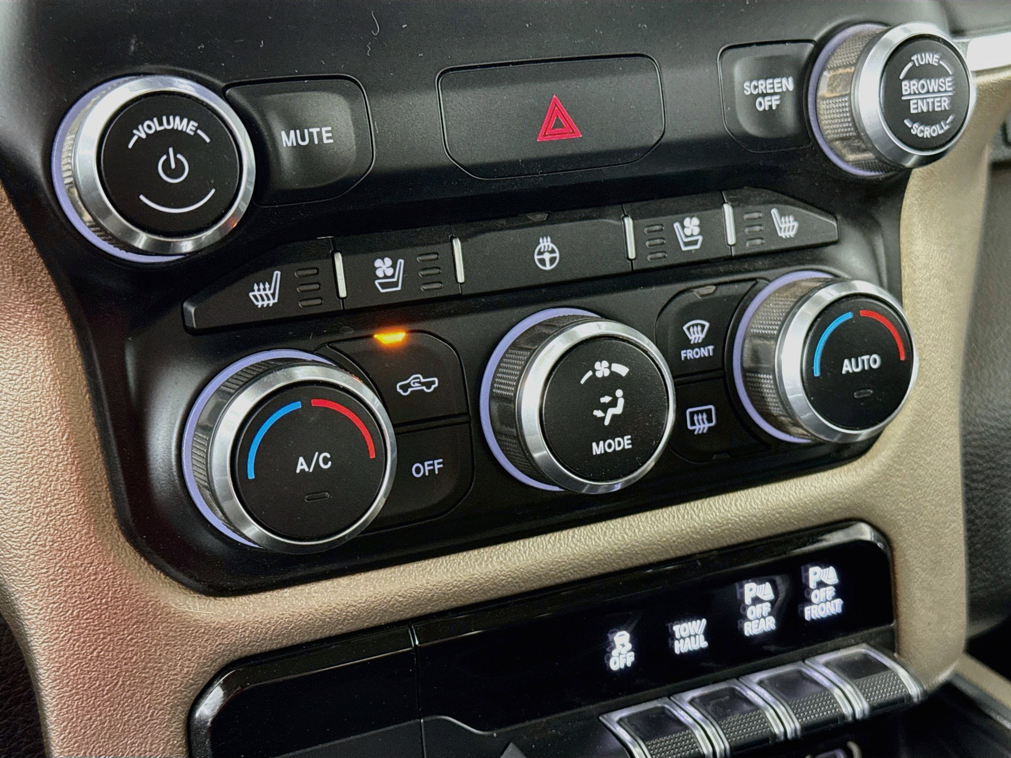 Used 2019 RAM 1500 Laramie AWD/4WD image 16