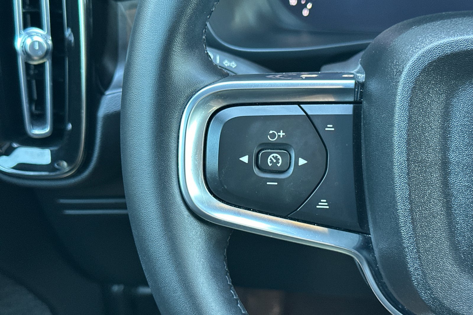 Certified 2023 Volvo C40 P8 Recharge Plus w/ Climate Package AWD/4WD image 28