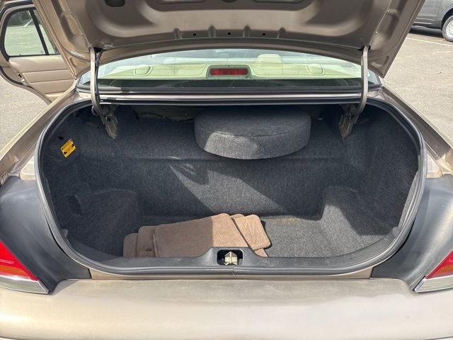 Used 2003 Ford Crown Victoria RWD image 18