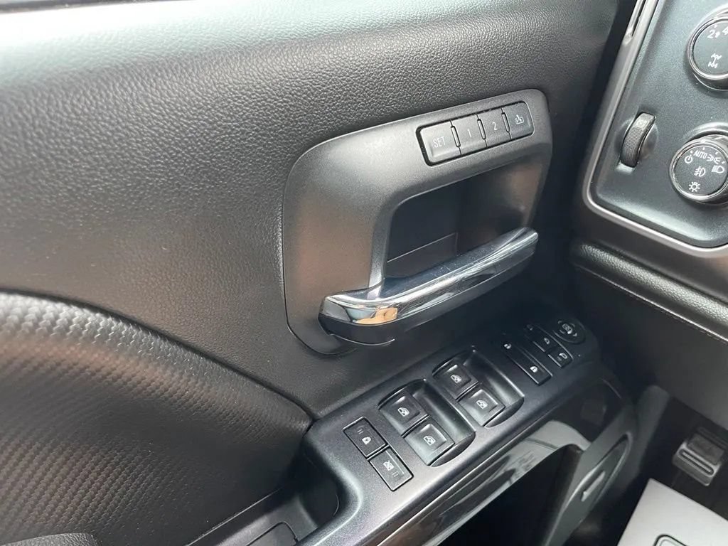 Used 2016 GMC Sierra 2500 SLT w/ All-Terrain HD Package AWD/4WD image 30