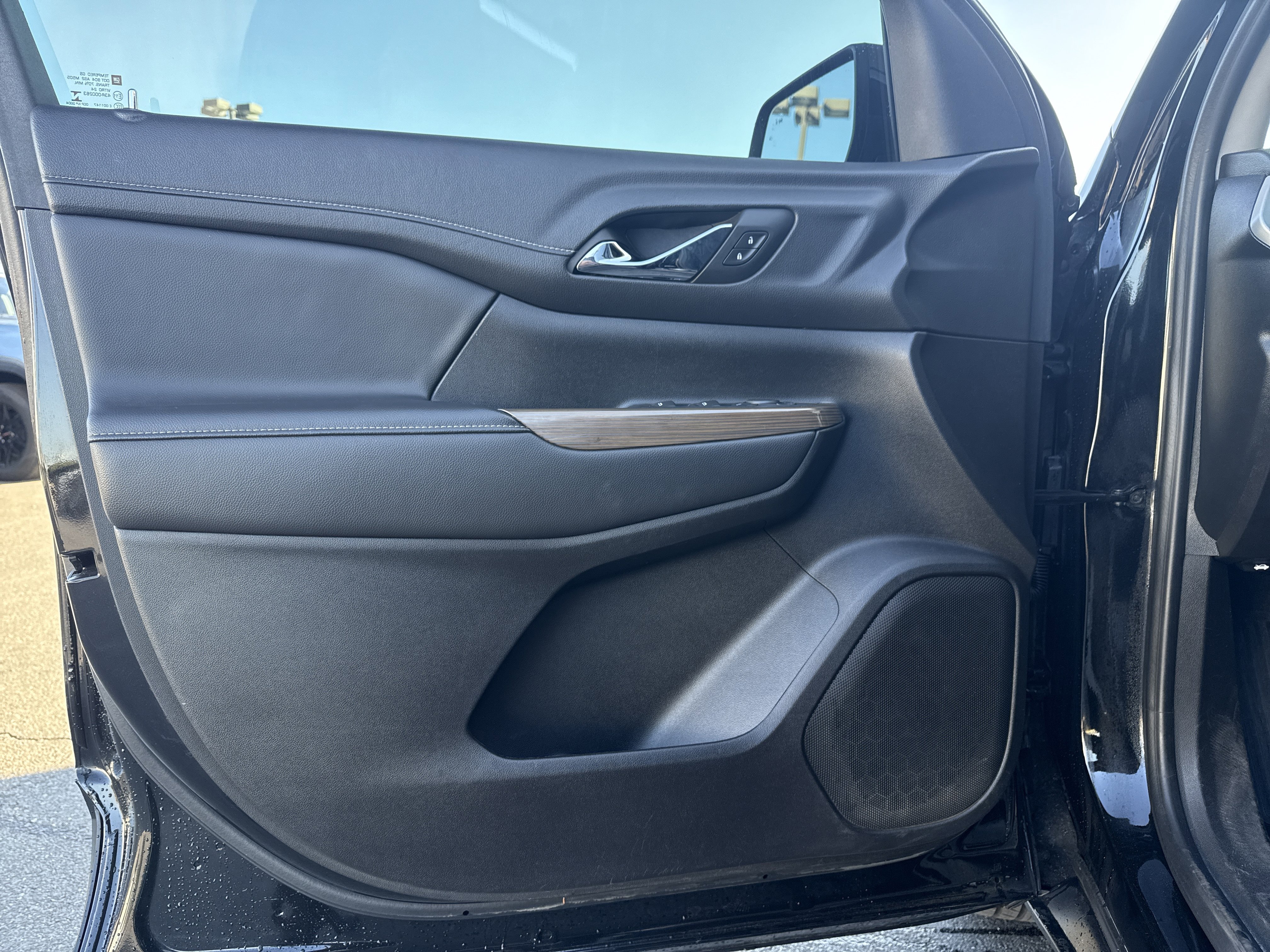 Used 2023 GMC Acadia SLE image 12