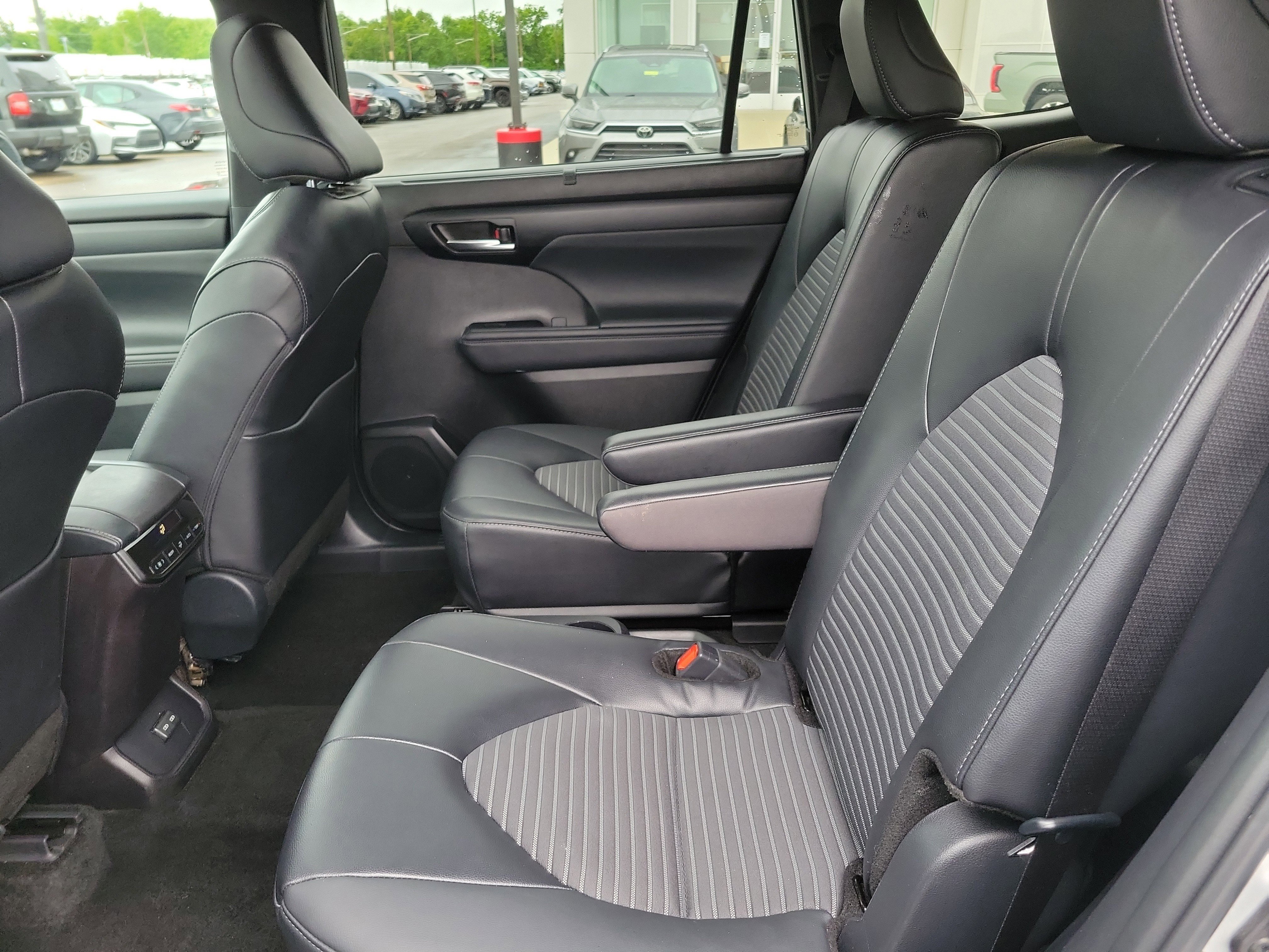 Used 2025 Toyota Highlander XSE AWD/4WD image 22
