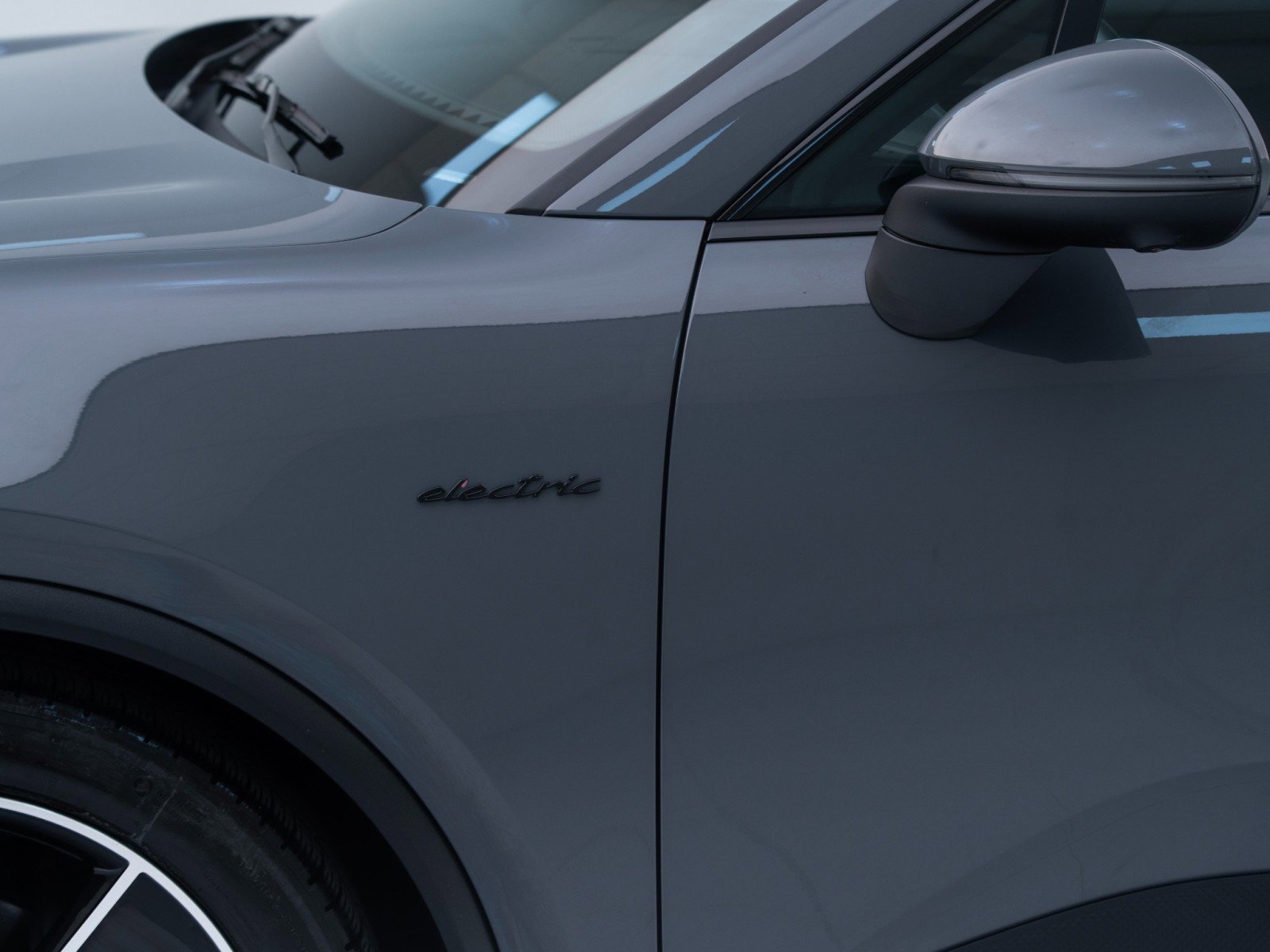 Certified 2025 Porsche Macan Electric image 13