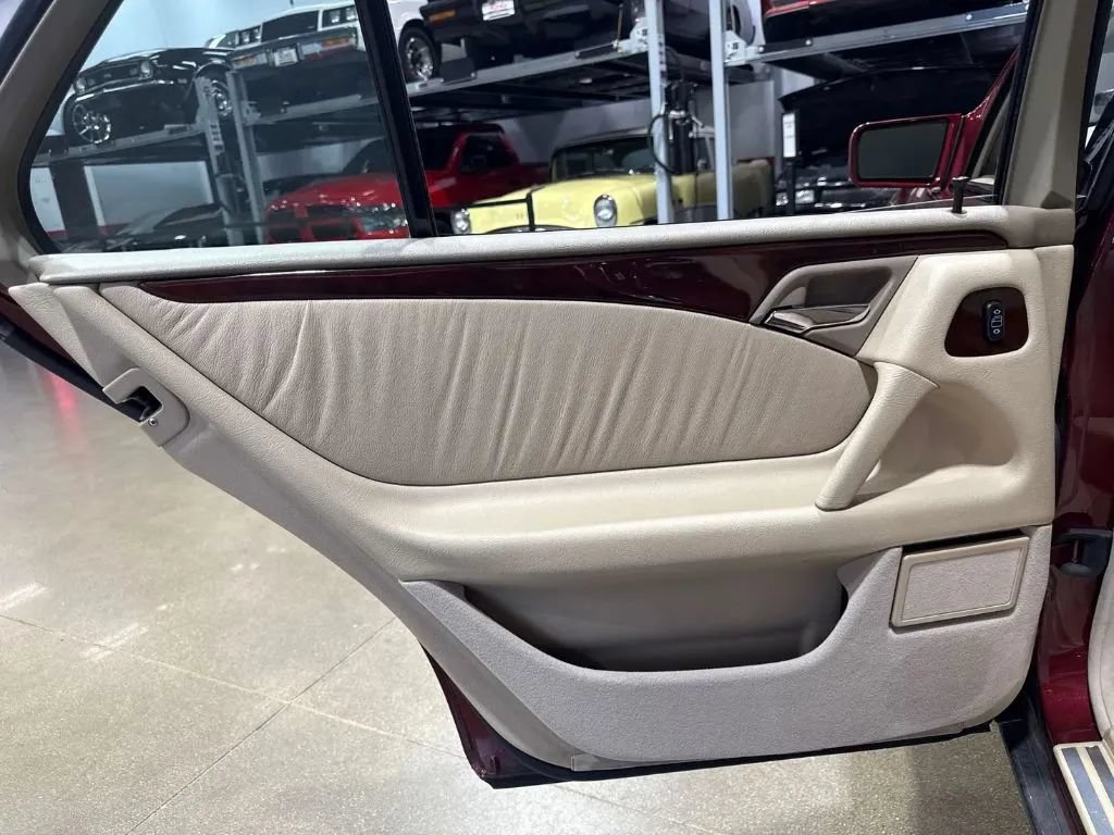 Used 1999 Mercedes-Benz E 320 Sedan image 23