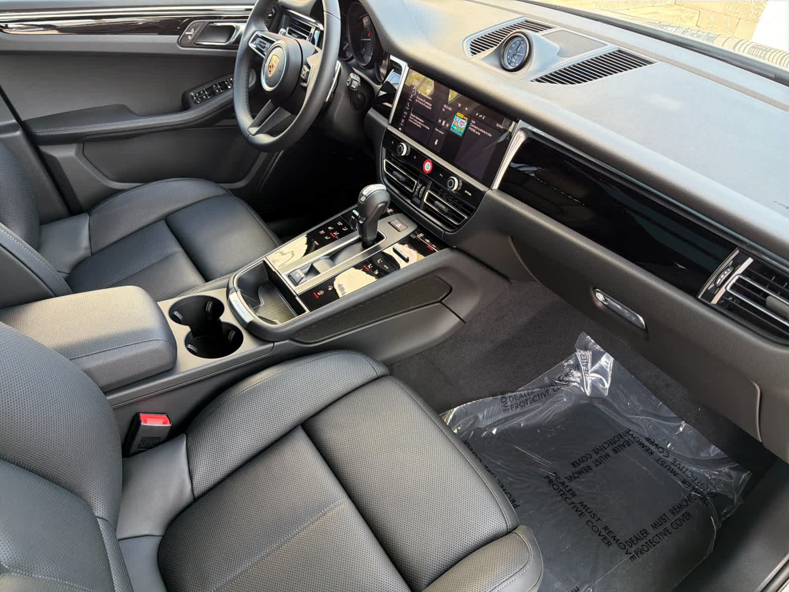 Certified 2025 Porsche Macan AWD/4WD image 17