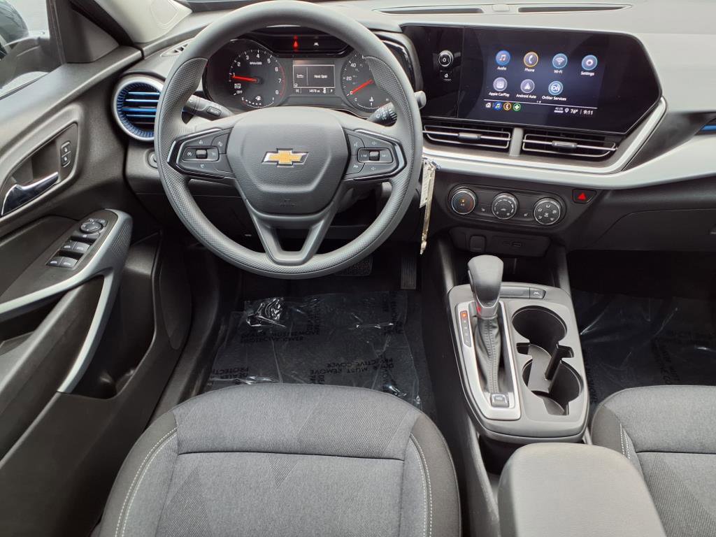 Used 2025 Chevrolet Trax LS w/ LS Convenience Package image 2