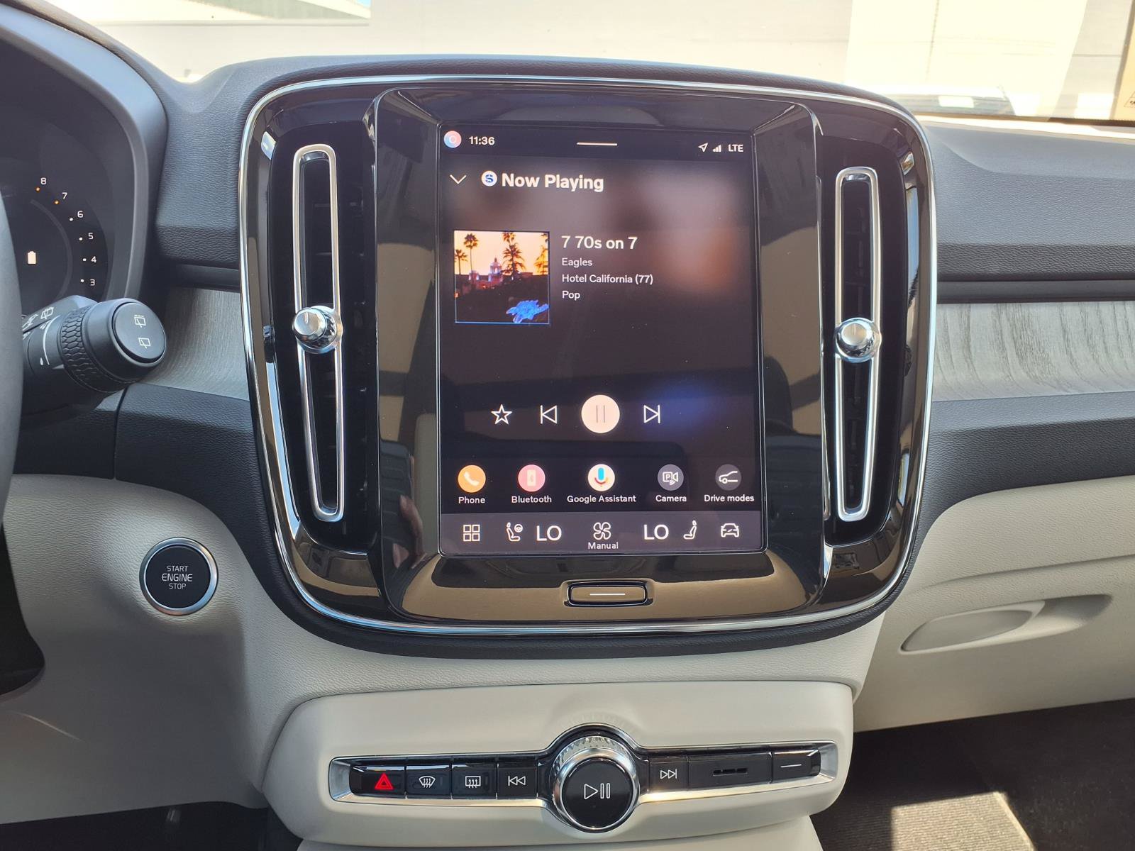 Certified 2025 Volvo XC40 B5 Ultra AWD/4WD image 26