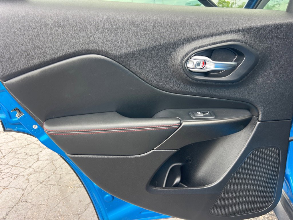 Used 2019 Jeep Cherokee Trailhawk w/ Cold Weather Group AWD/4WD image 13