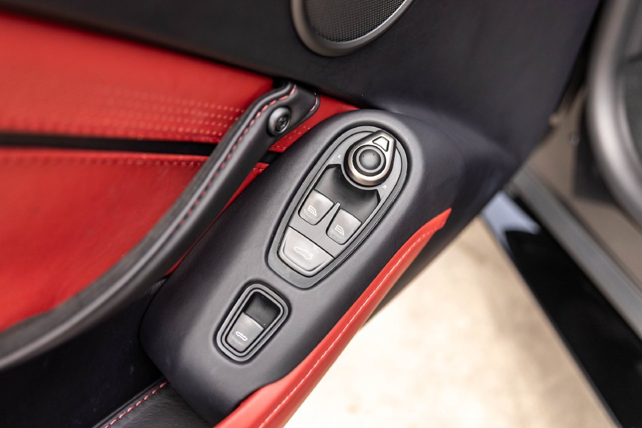 Used 2023 Aston Martin V8 Vantage Roadster RWD image 44