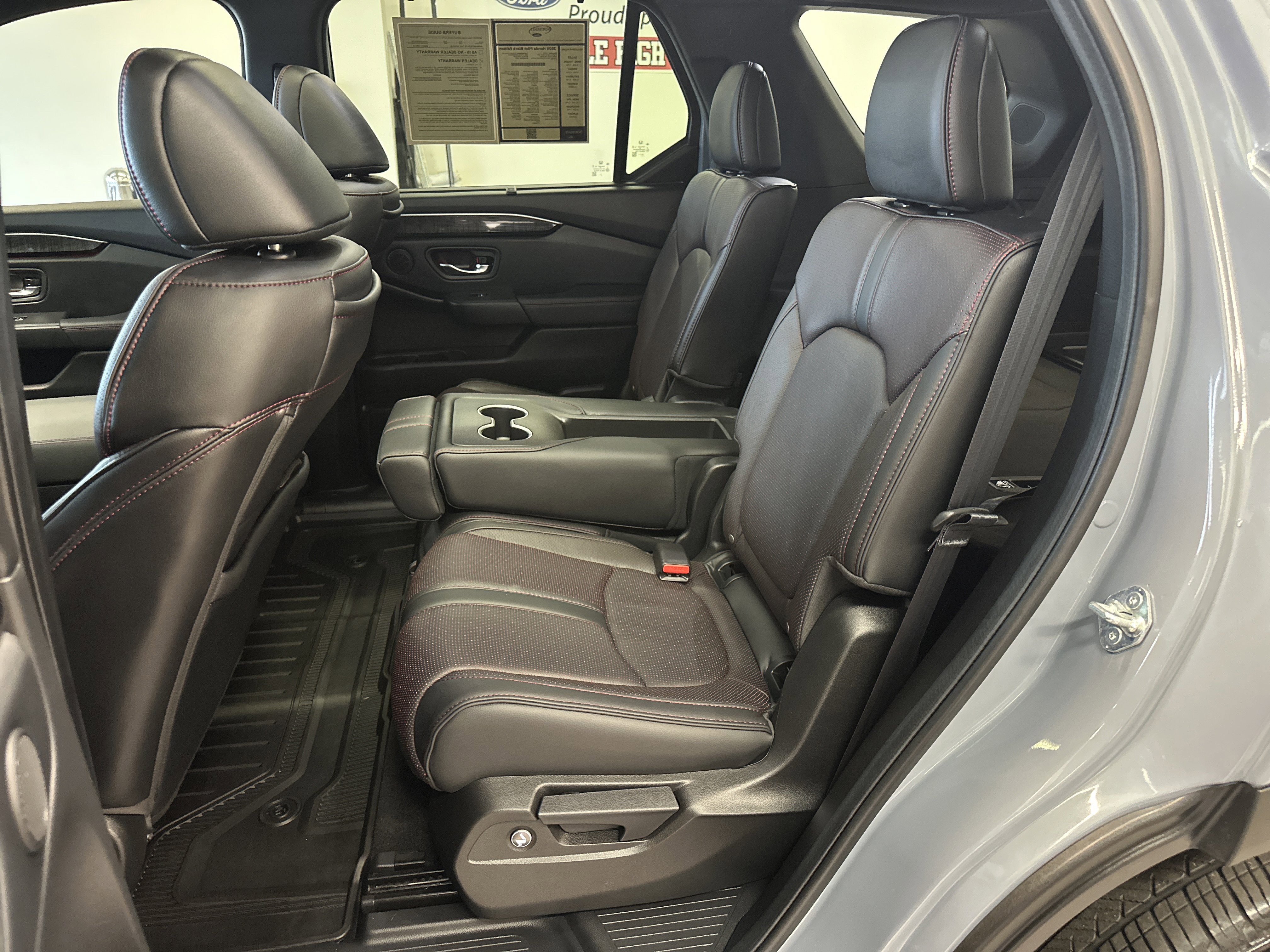 Used 2025 Honda Pilot Black Edition image 6