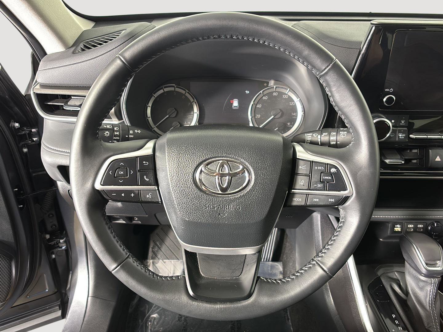 Used 2024 Toyota Highlander LE image 6
