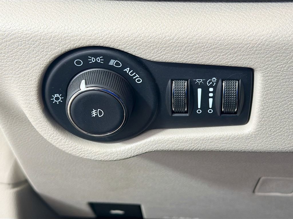 Used 2024 Chrysler Pacifica Select image 12