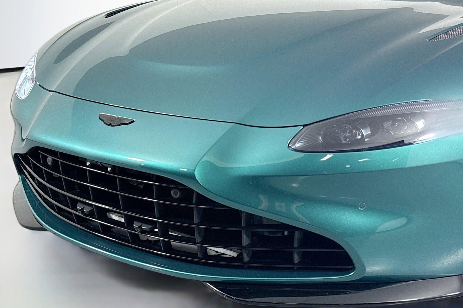 Used 2023 Aston Martin V8 Vantage Roadster image 13