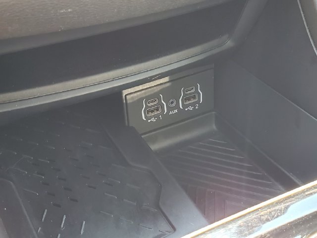 Used 2025 Chrysler Pacifica Limited FWD image 39