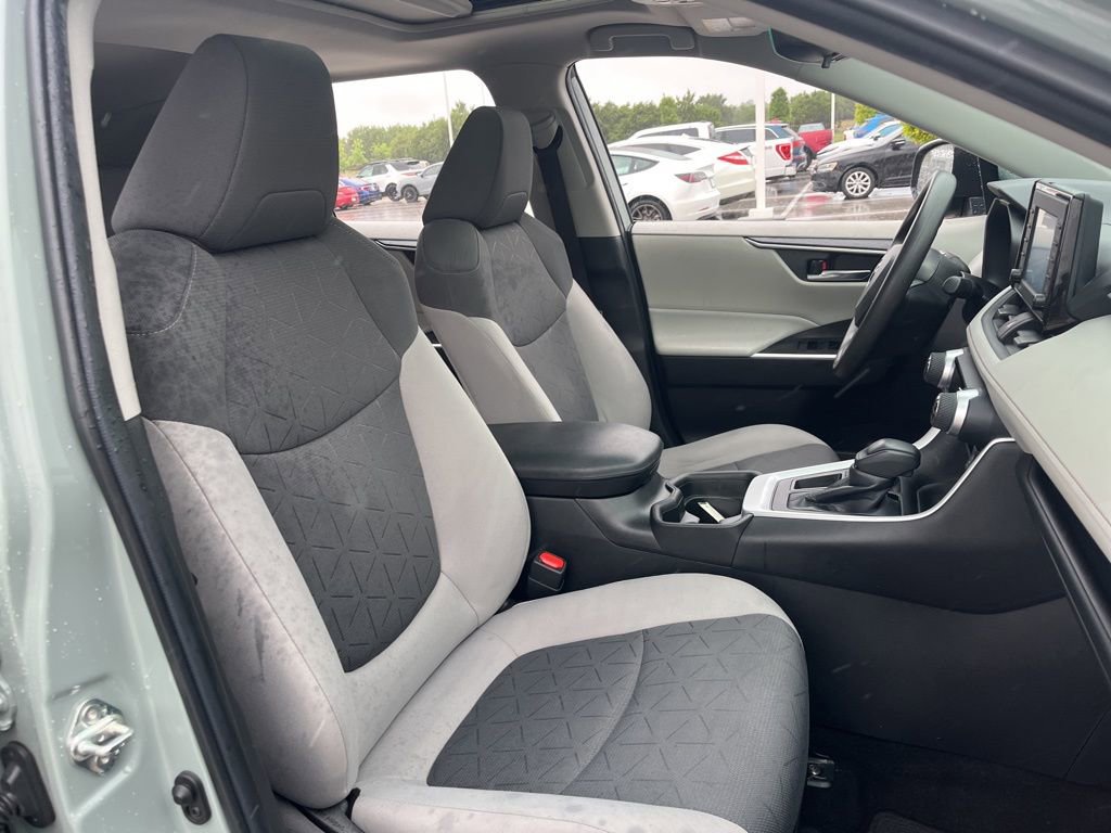 Used 2021 Toyota RAV4 XLE w/ Convenience Package image 28