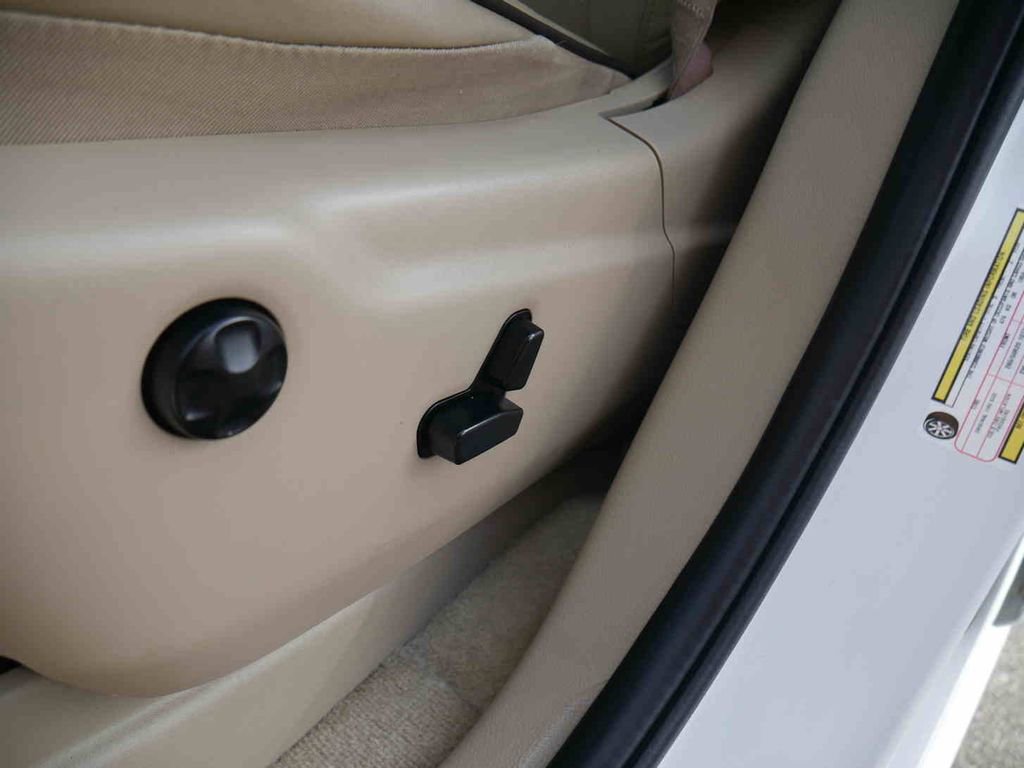 Used 2017 Jeep Grand Cherokee Overland w/ Jeep Active Safety Group image 31