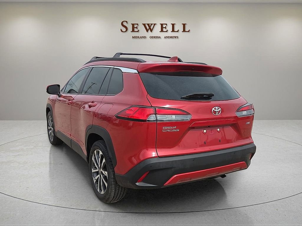 Used 2022 Toyota Corolla Cross XLE image 3