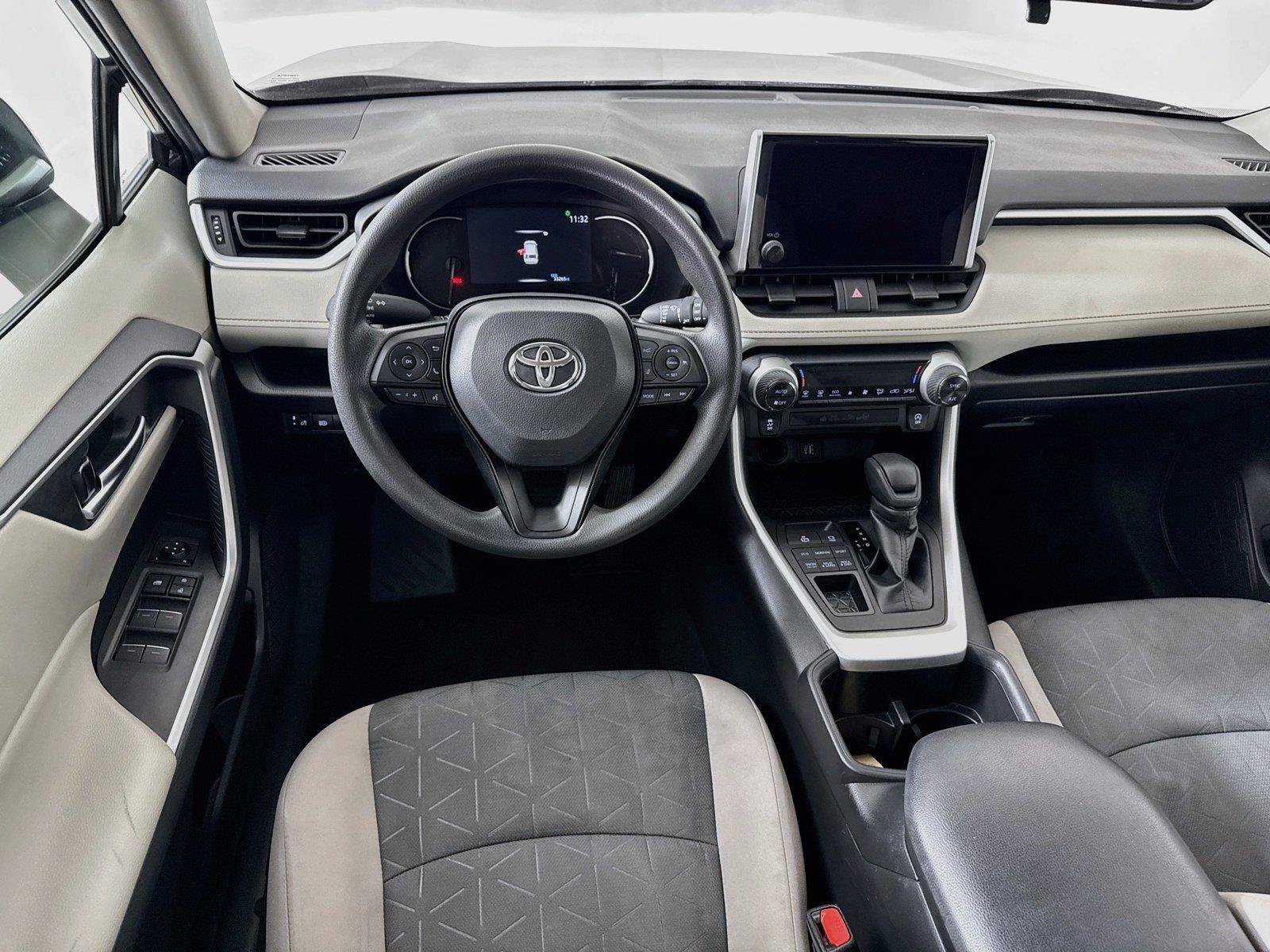 Used 2025 Toyota RAV4 XLE AWD/4WD image 2