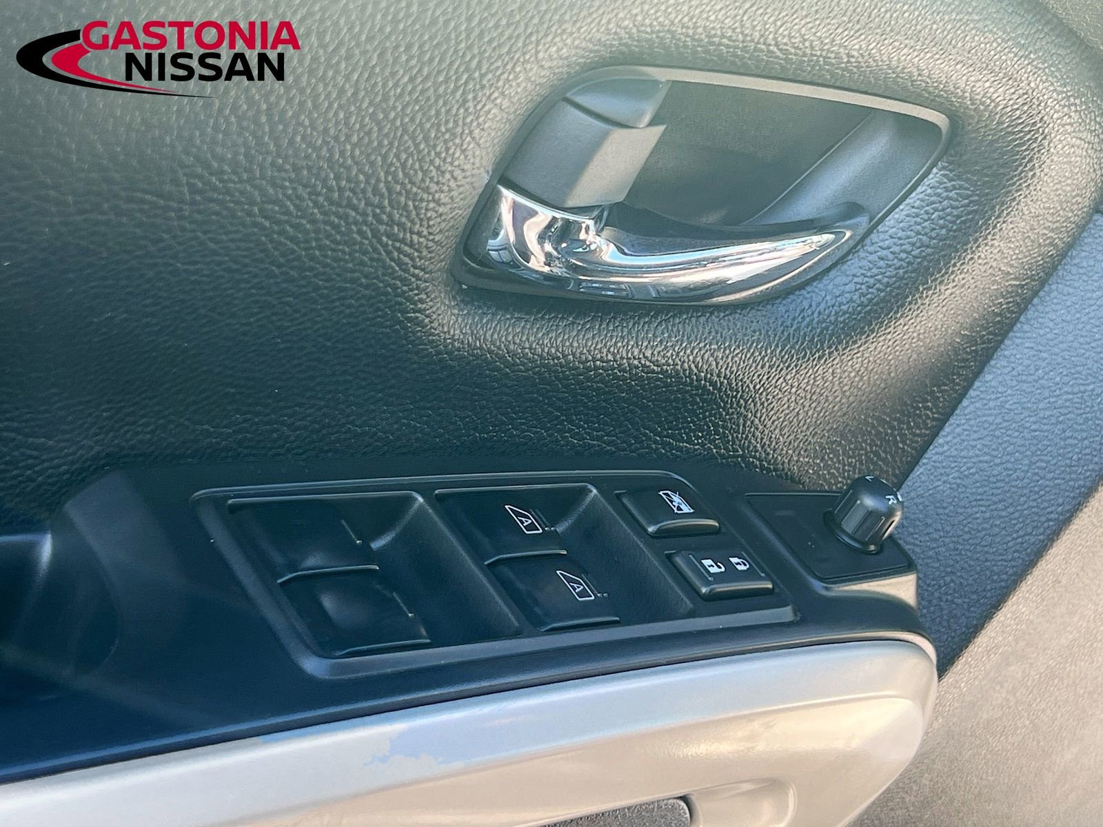 Used 2021 Nissan Titan SV w/ SV Convenience Package image 23