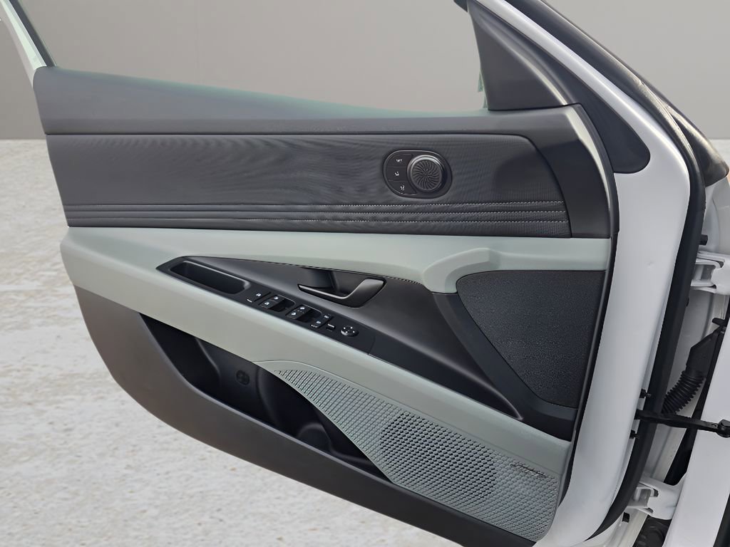 Used 2025 Hyundai Elantra Limited image 17