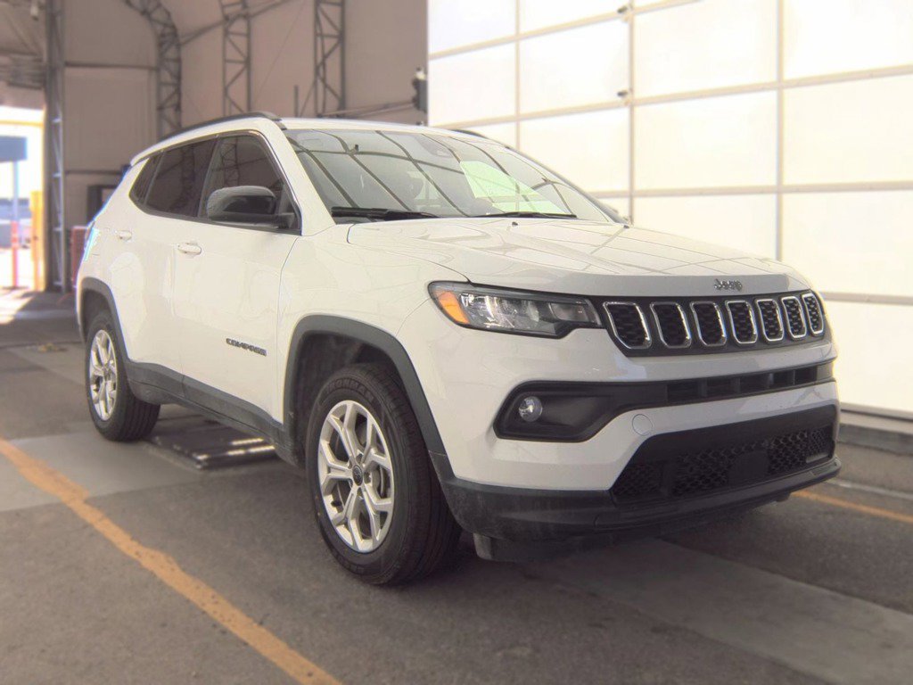 Used 2025 Jeep Compass Latitude w/ Sun & Sound Group AWD/4WD image 3