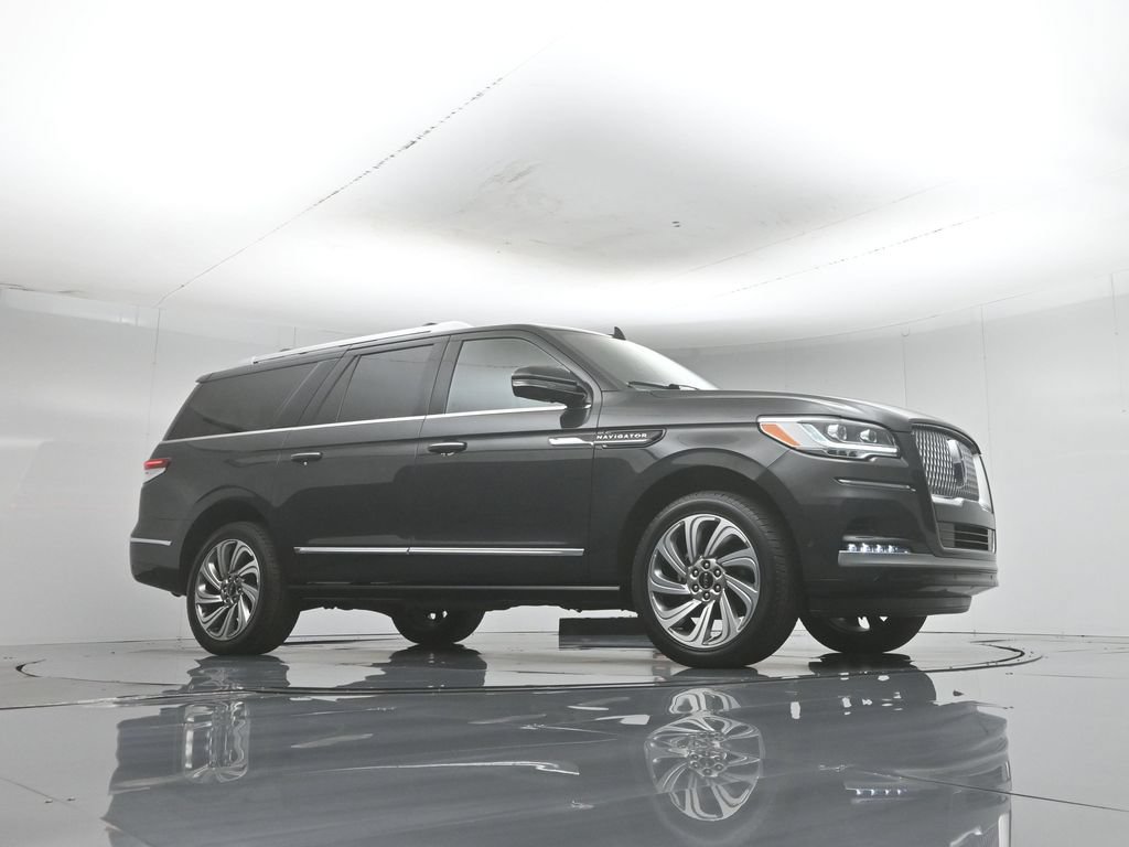 Used 2023 Lincoln Navigator L Reserve AWD/4WD image 3