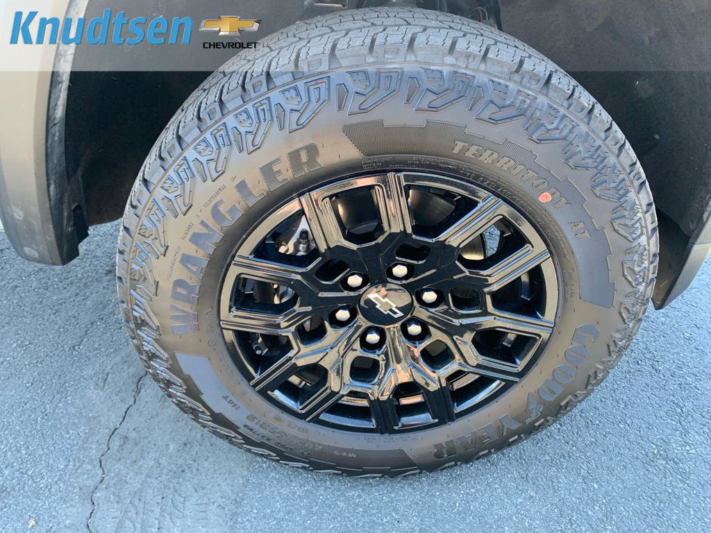Used 2025 Chevrolet Colorado Trail Boss AWD/4WD image 9