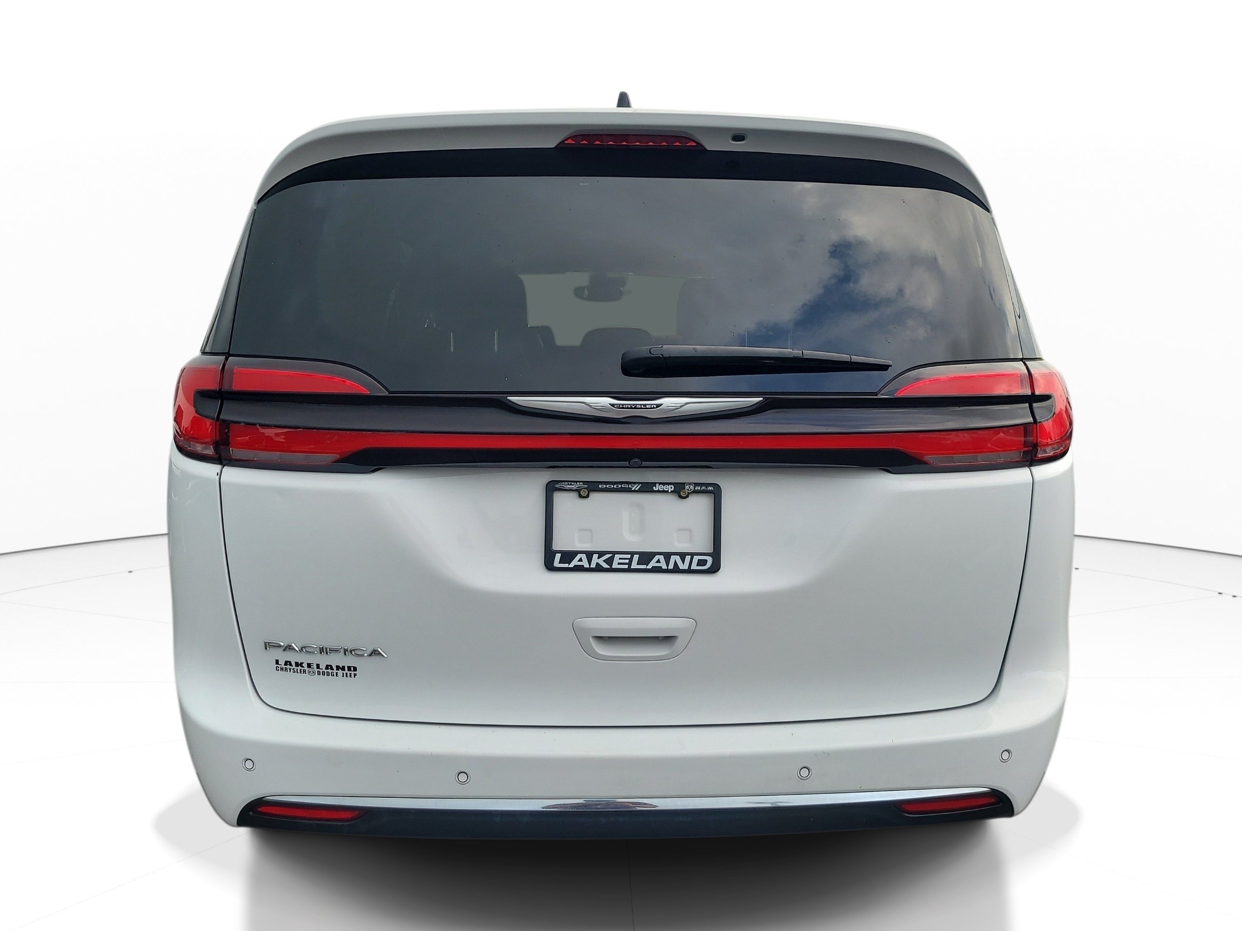 Used 2024 Chrysler Pacifica Touring-L FWD image 5