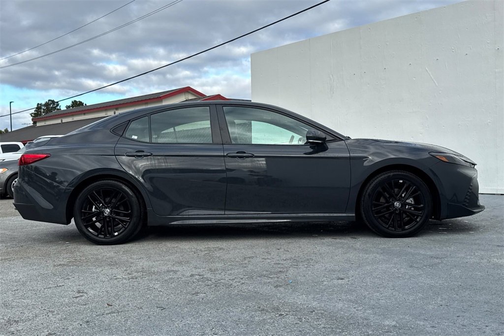 Used 2025 Toyota Camry SE image 2