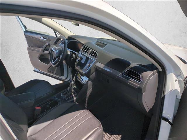 Used 2023 Volkswagen Tiguan SE w/ Panoramic Sunroof Package FWD image 23