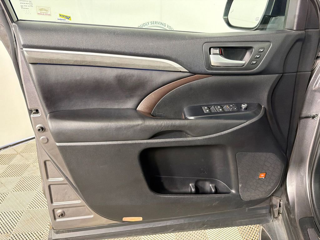 Used 2017 Toyota Highlander Limited Platinum AWD/4WD image 12