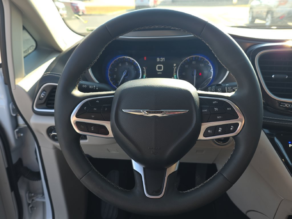 Used 2024 Chrysler Pacifica Touring-L FWD image 17