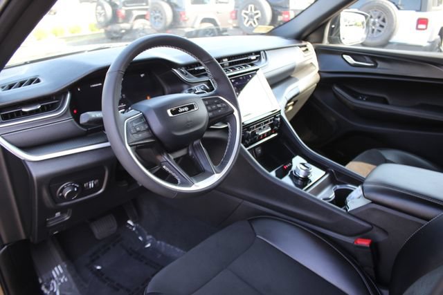 Used 2024 Jeep Grand Cherokee L Altitude AWD/4WD image 3