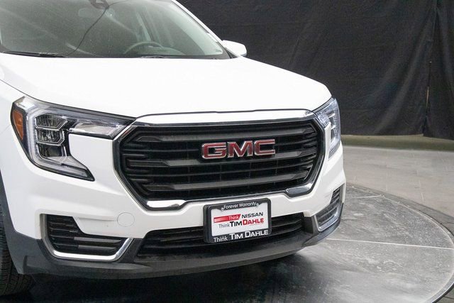 Used 2024 GMC Terrain SLE image 3