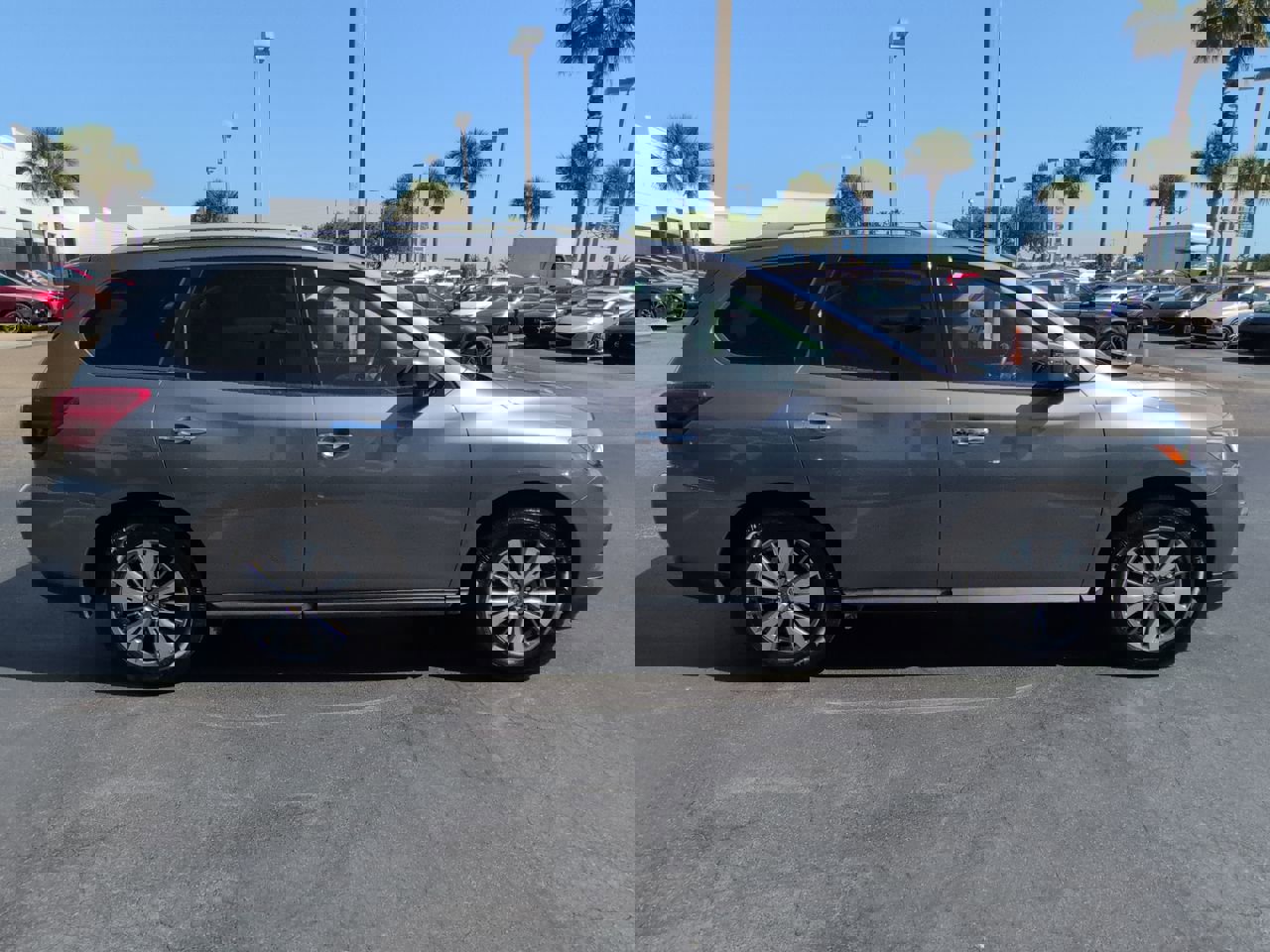 Used 2020 Nissan Pathfinder SL image 3