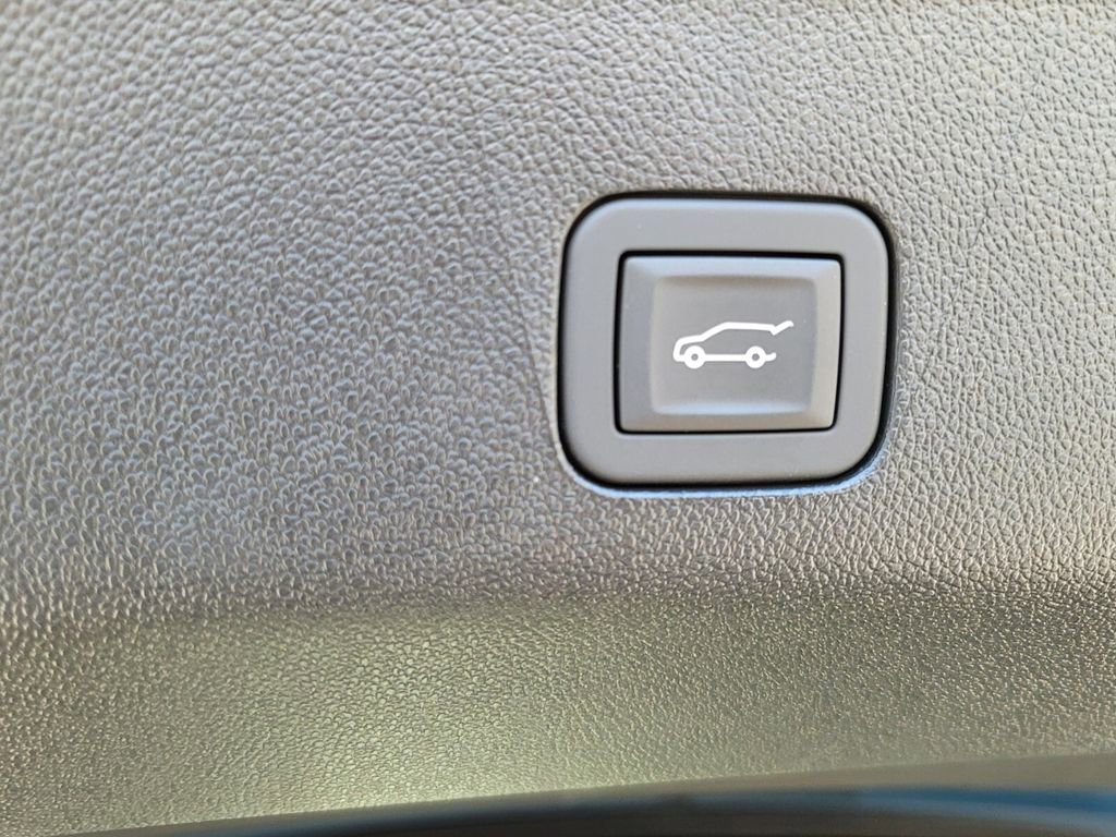 New 2025 GMC Yukon XL Denali w/ Sun & Power Step Package image 10